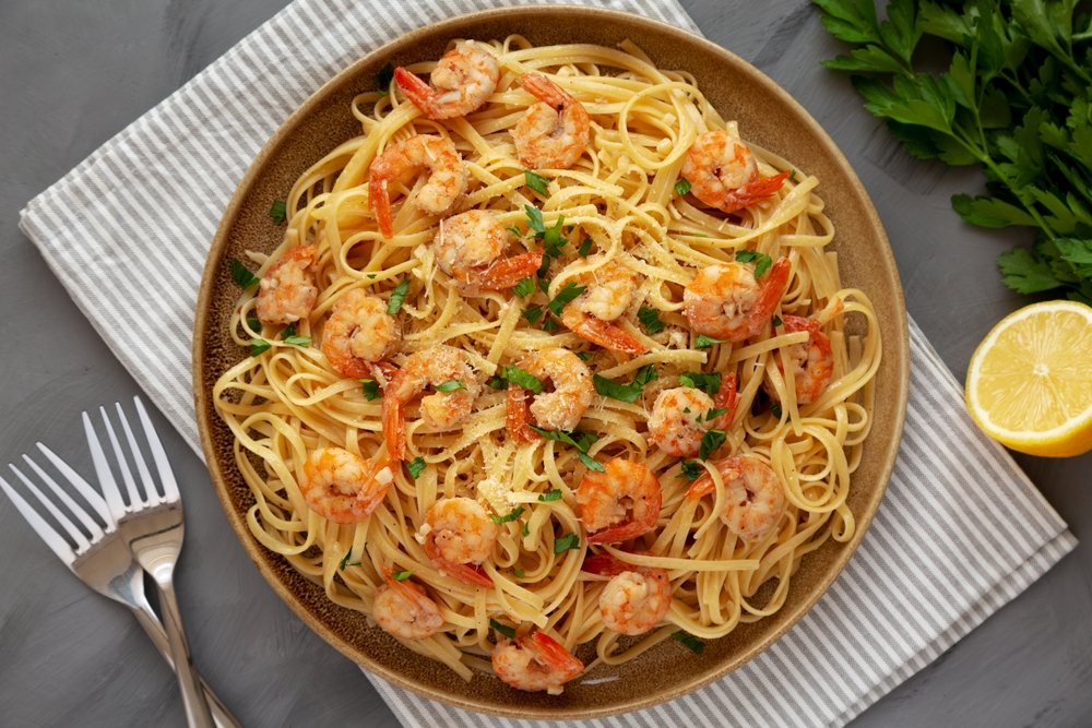 Baked,Shrimp,Scampi,Linguine,Pasta,With,Parsley,On,A,Plate,